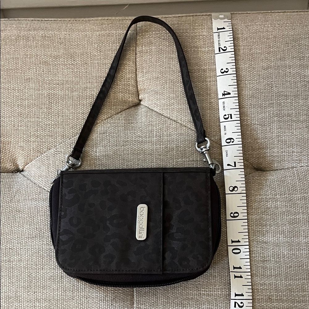 Baggallini Brown Leopard Wristlet Wallet - Picture 6 of 8
